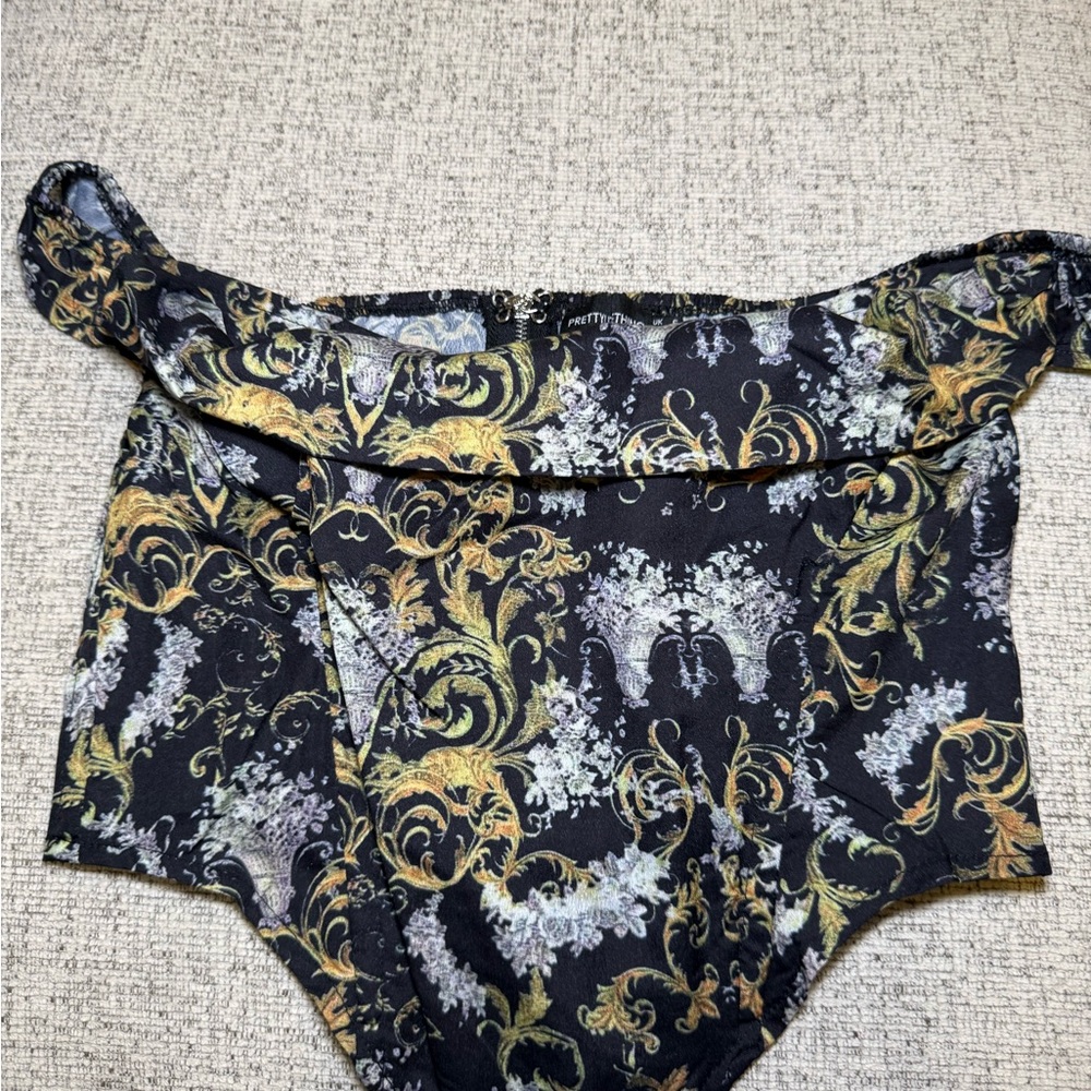 PrettyLittleThing Black and Gold Crop Top
